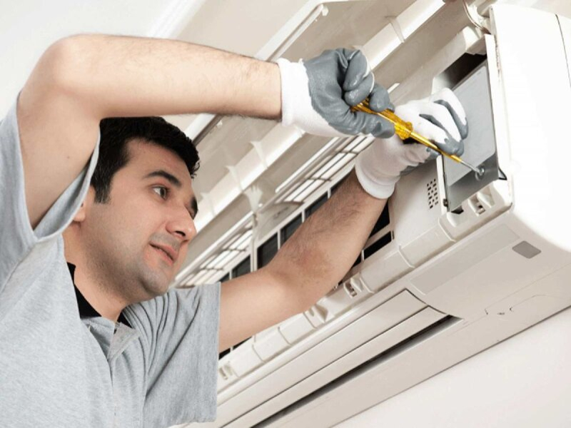 Técnico reparando Aire Acondicionado Mundoclima