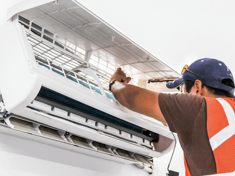 Técnico Instalando Aire Acondicionado Mundoclima