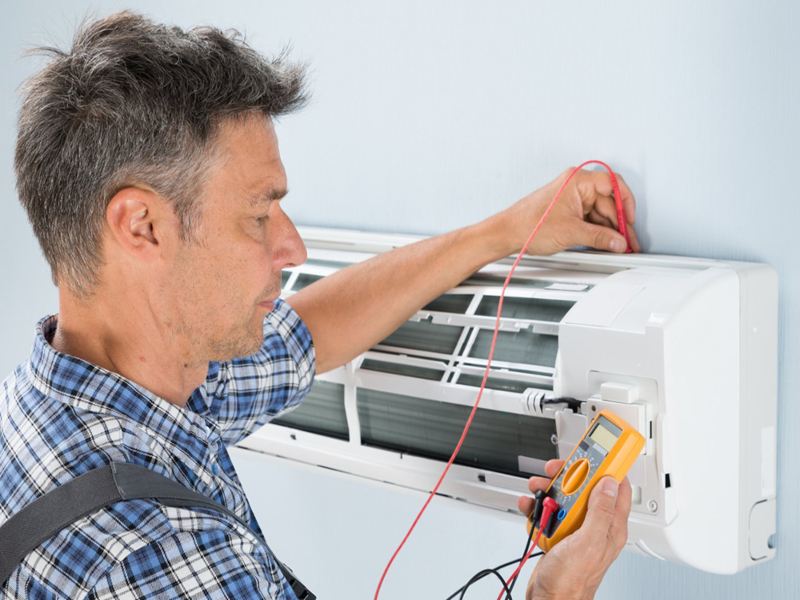 Técnico revisando Aire Acondicionado Mundoclima