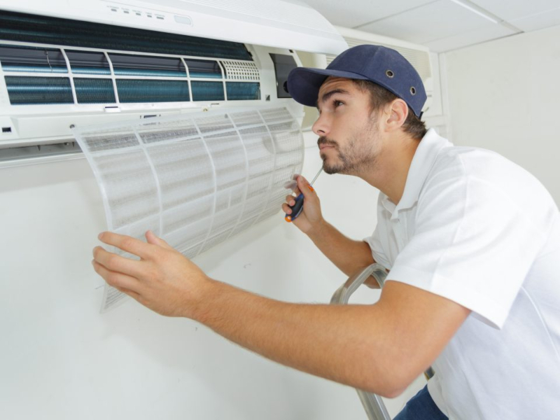 Técnico cambiando filtros de Aire Acondicionado Mundoclima