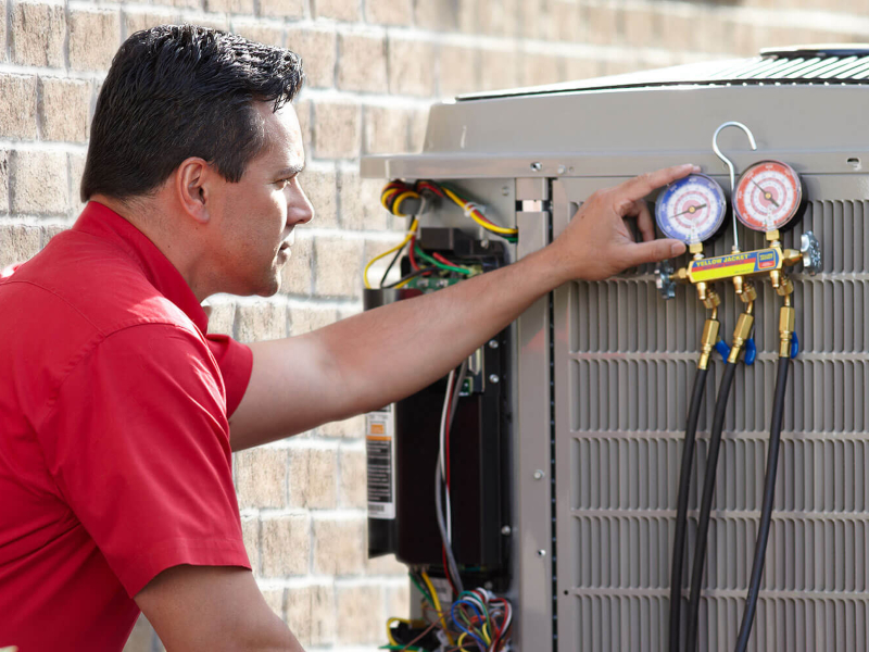 Técnico cargando gas de aire acondicionado Mundoclima