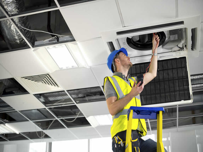 Técnico realizando mantenimiento de aire acondicionado Mundoclima